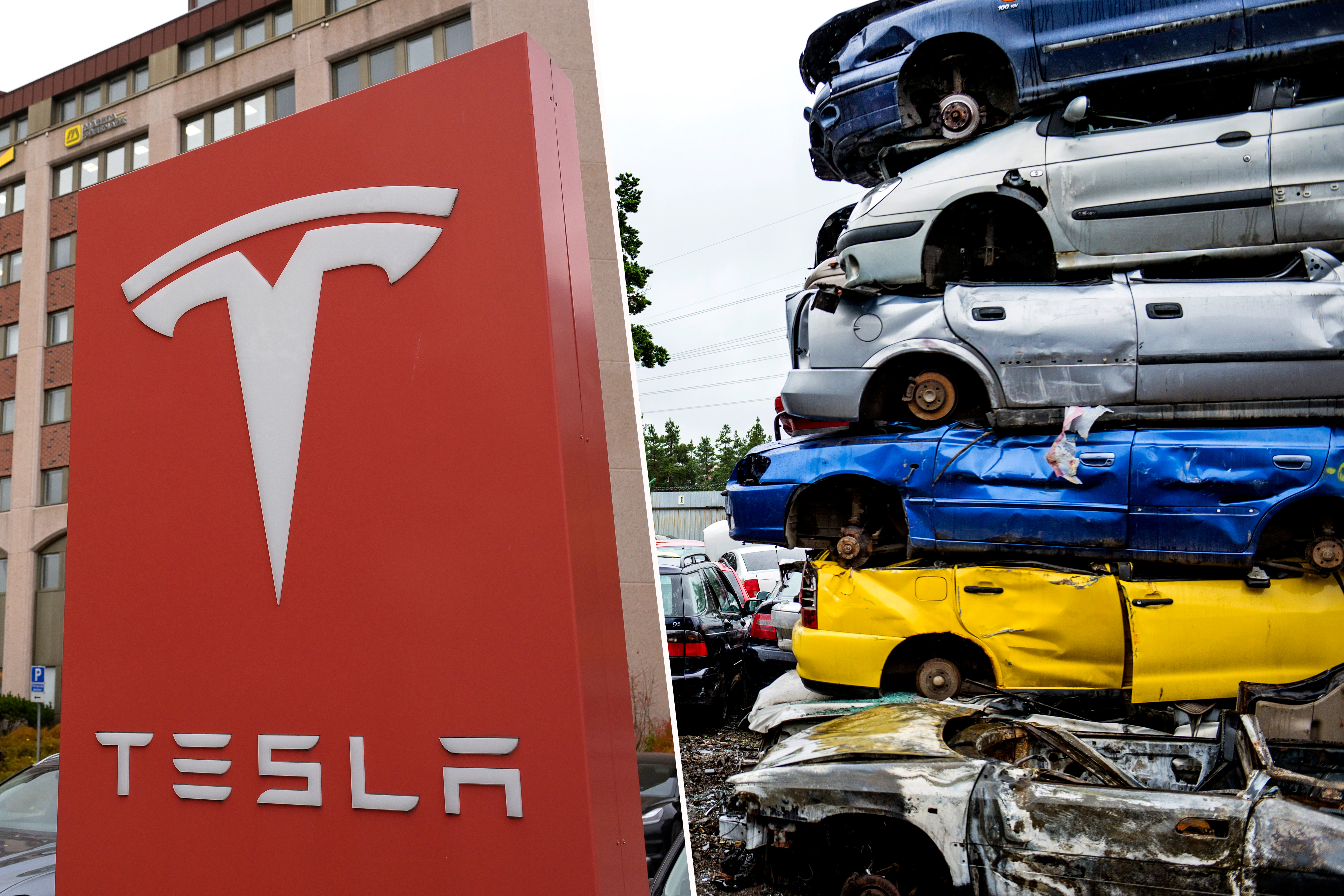 En Tesla-skylt står bredvid en hög med krossade bilar på en bilskrot.