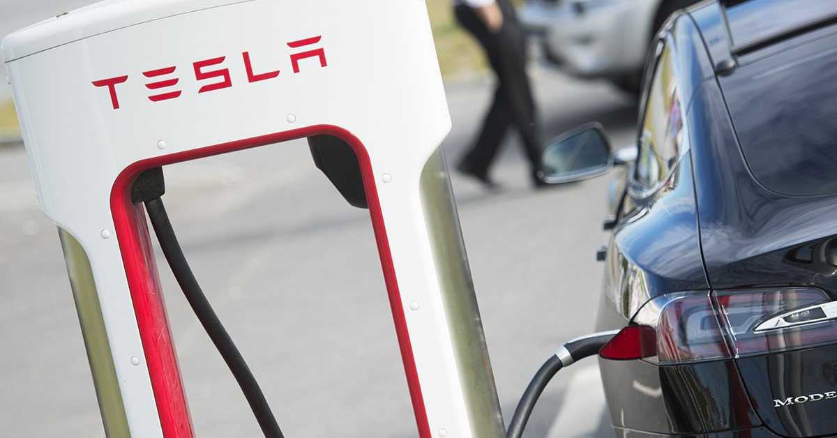 Laddstolpe laddar elbil.