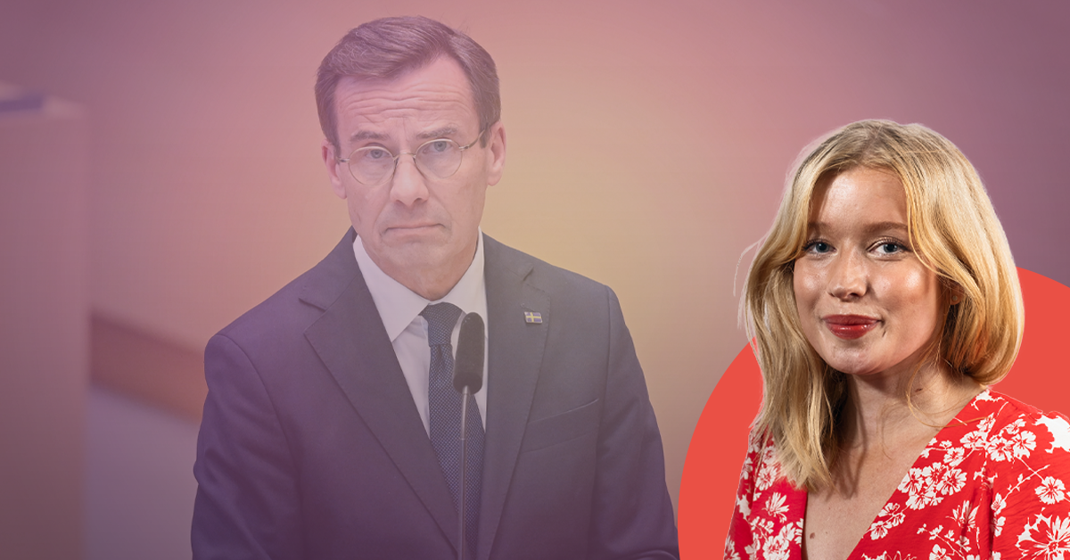 Statsminister Ulf Kristersson i kostym står vid ett podium. I förgrunden finns en kvinna i en röd blommig klänning med ett rött cirkulärt bakgrundselement.