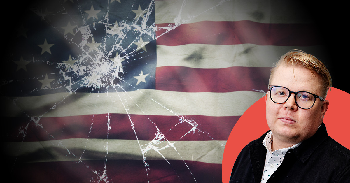 Ett sprucket glas ligger över en amerikansk flagga; en person med glasögon visa i en insatt cirkel på en röd bakgrund.