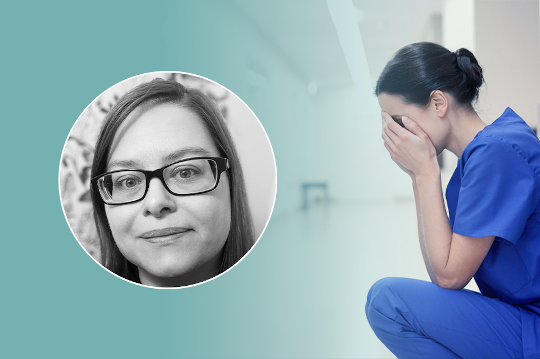 En sjuksköterska i arbetskläder sitter i en korridor med ansiktet i händerna. En infälld cirkulär bild visar en Rebecca Lagerstedt som bär glasögon.