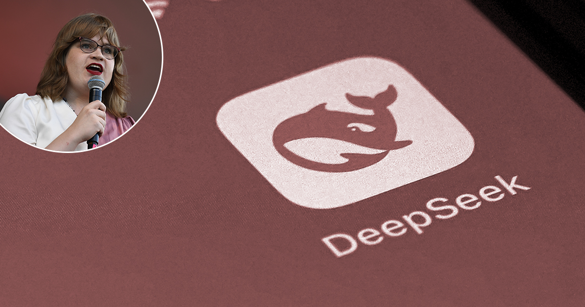 Ikonen för DeepSeek-appen visa på skärmen med en val-logga. Inskjutet visas en person som talar i en mikrofon.