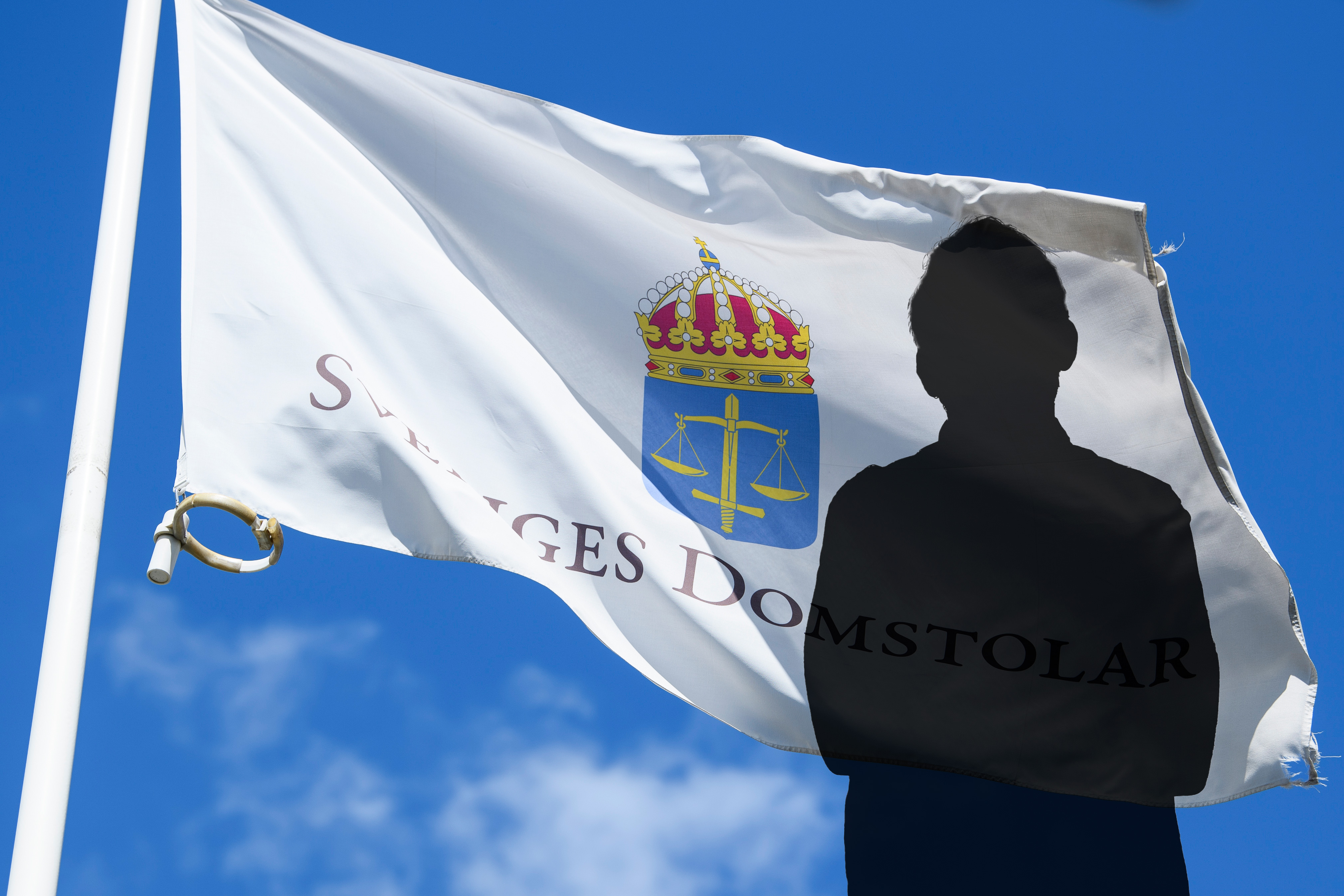 Svensk domstolsflagga som vajar i vinden mot en blå himmel med några moln.