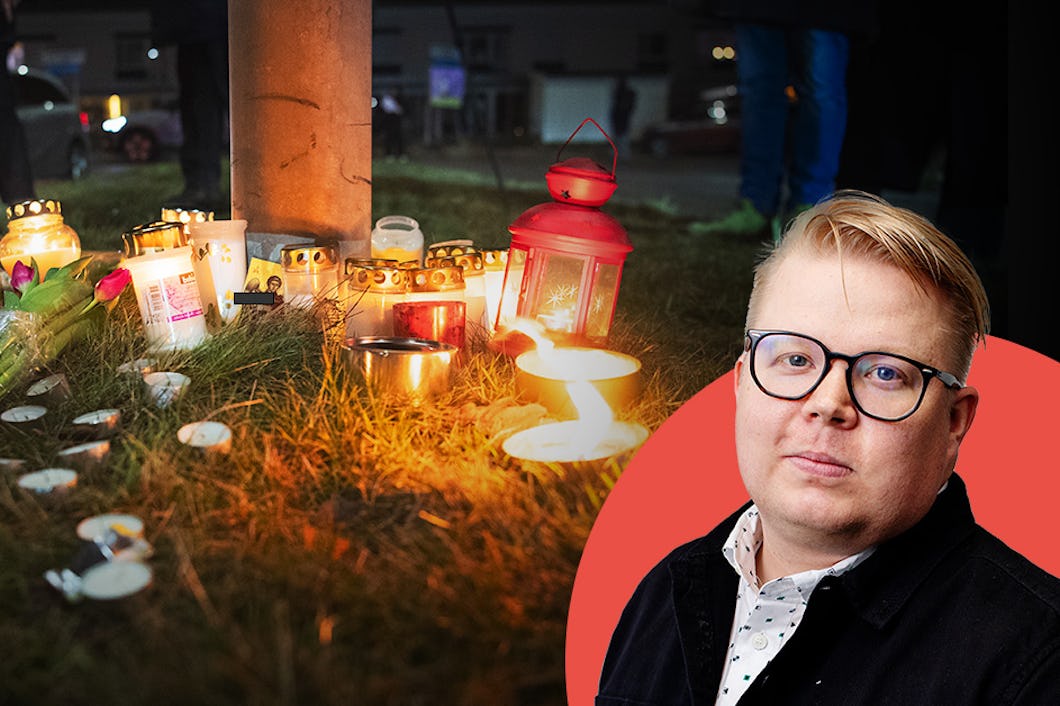 Minnesmärke med tända ljus och blommor på gräsmattan utanför Risbergska skolan i Örebro. Till höger finns en insatt bild av en individ med glasögon.