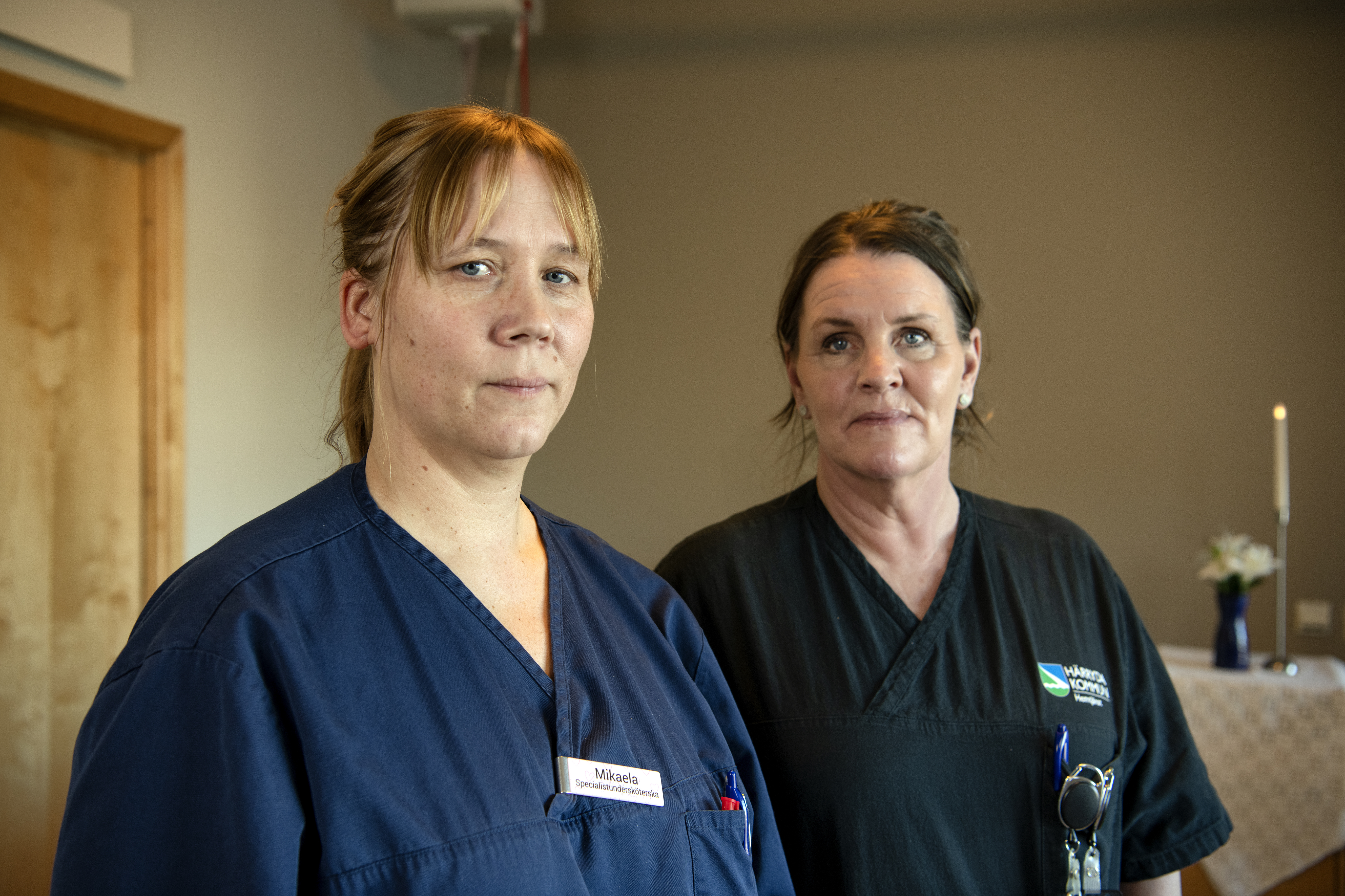 Mikaela Bay och Monica Stenmark i mörkblå uniformer står inomhus.