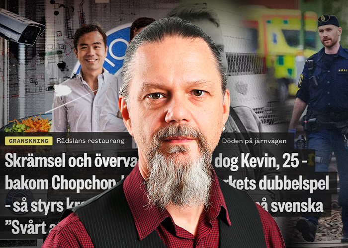 En man med skägg och hästsvans står framför en bakgrund med svenska nyhetsrubriker och bilder på poliser.