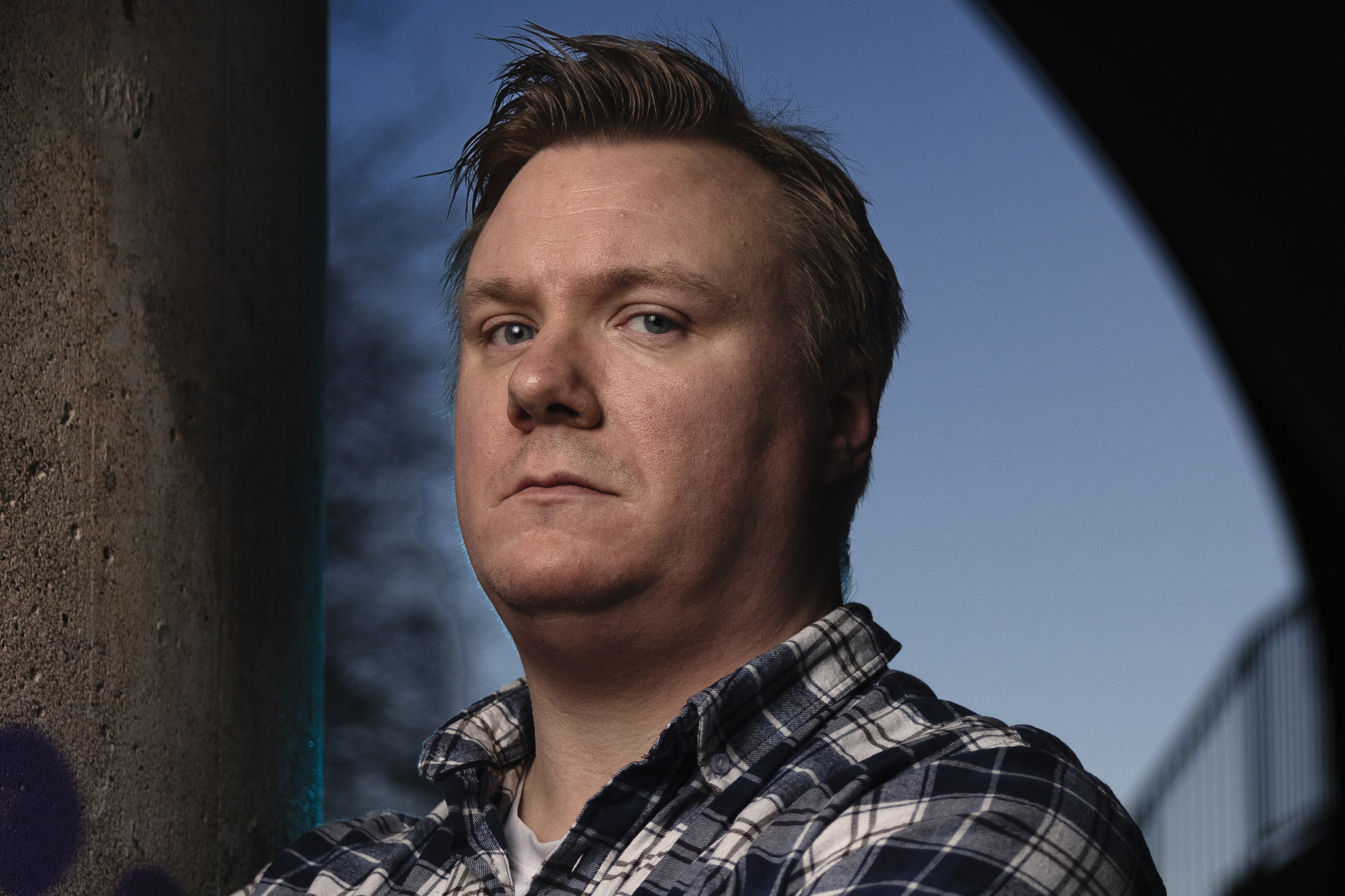 Daniel Arenblad ser in i kameran med allvarlig min.