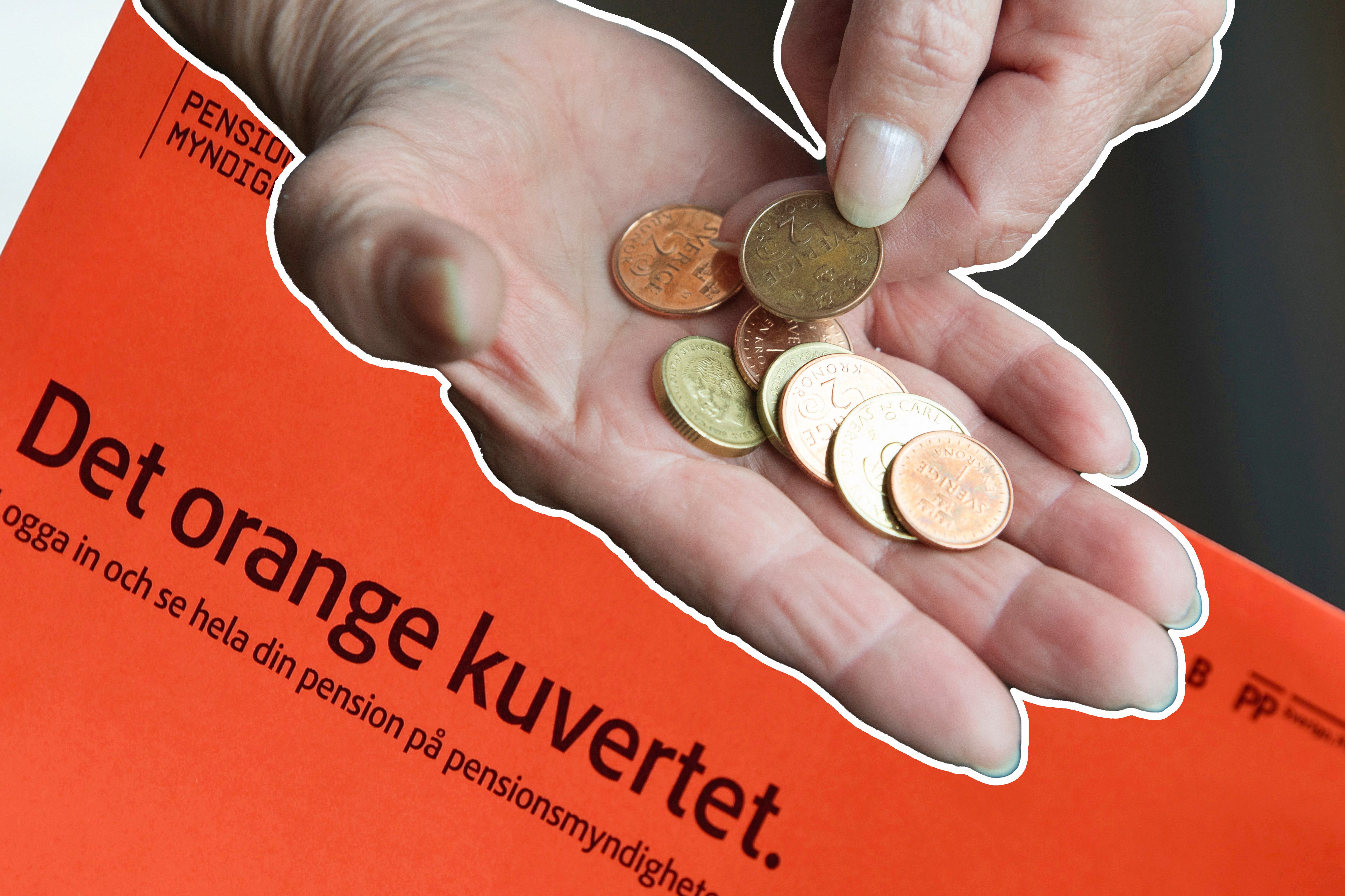 Händer som håller mynt över ett orange pensionskuvert med svensk text.