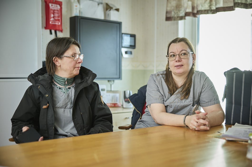 Monika Mäkitalo och Mandy Heinemann sitter vid ett bord i ett rum.