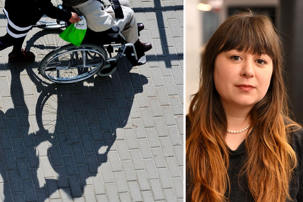 En person i rullstol skjuts fram av en annan person på en asfalterad gångväg. Bredvid finns ett porträtt av en kvinna med långt brunt hår, svart tröja och pärlhalsband.