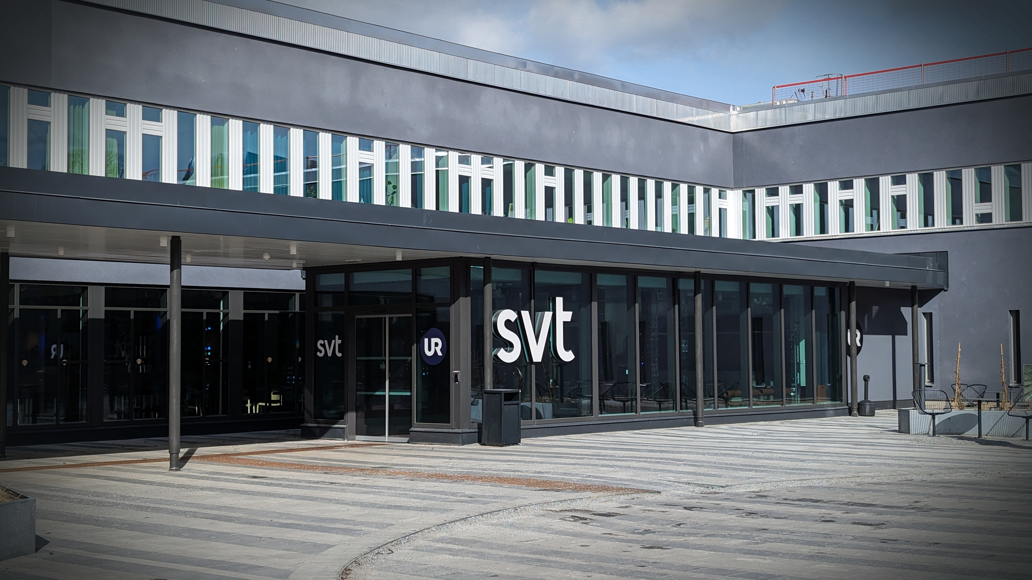 Entré till kontorsbyggnad där det står ”SVT” och ”UR”.