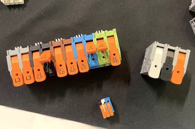 En uppsättning elektriska kopplingssplintar är placerade på en svart yta.