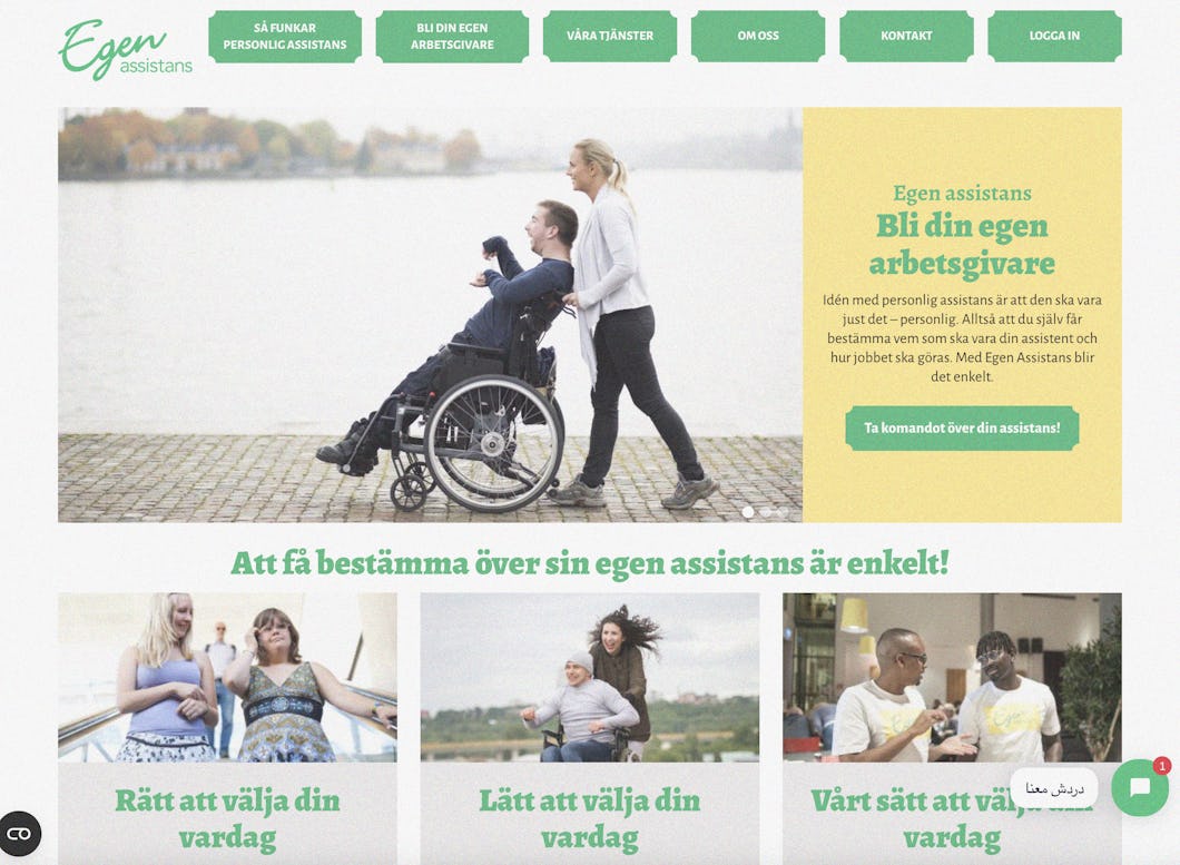 Fotografi på en kvinna som skjuter en man i rullstol vid ett vattendrag. Webbplatsens text handlar om personliga assistanstjänster och självständighet.