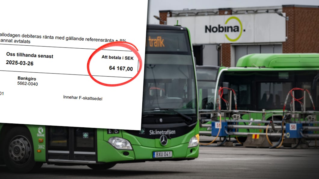 En faktura med beloppet 64 167 kronor att betala visa i närbild ovanpå en bild av Nobinas bussar parkerade utanför en byggnad med Nobinas logotyp.