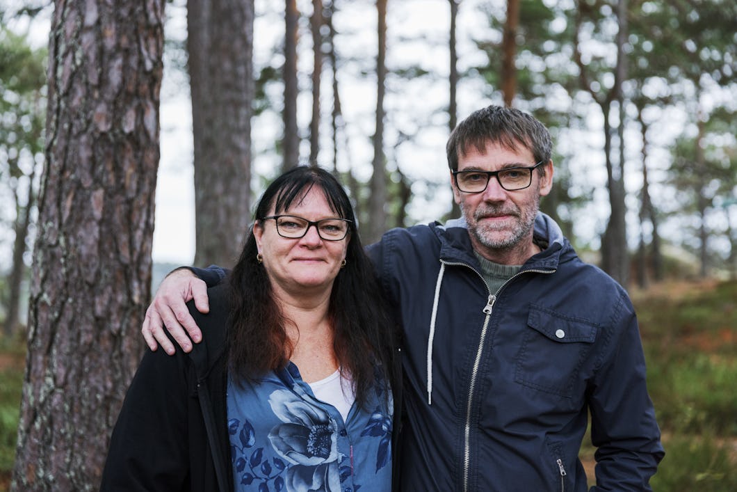 Jeanette Cervin och Richard Fredriksson står tillsammans i ett skogsområde. Richard har sin arm på Jeanettes axel. Båda tittar mot kameran.