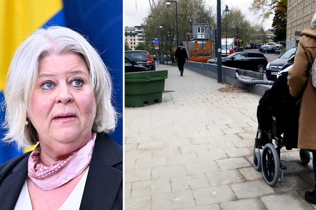 En kvinna talar framför en flagga. Bredvid henne skjuter en annan kvinna en person i rullstol på en trottoar i staden.