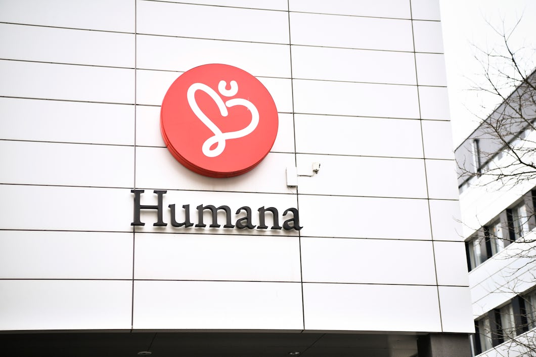 Byggnadens utsida visar Humanas logotyp och namn på en vitkaklad vägg.