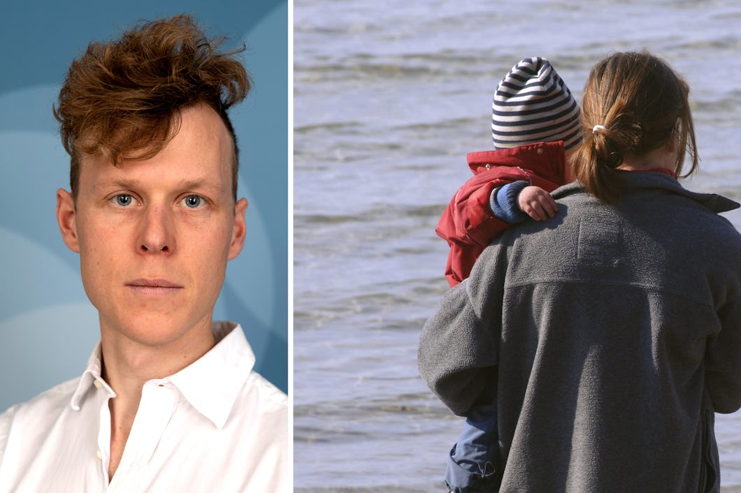 Till vänster Simon Vinge med kort lockigt hår och vit skjorta i ett porträtt. Till höger står en kvinna vid vattnet med ett barn i famnen, båda sedda bakifrån.