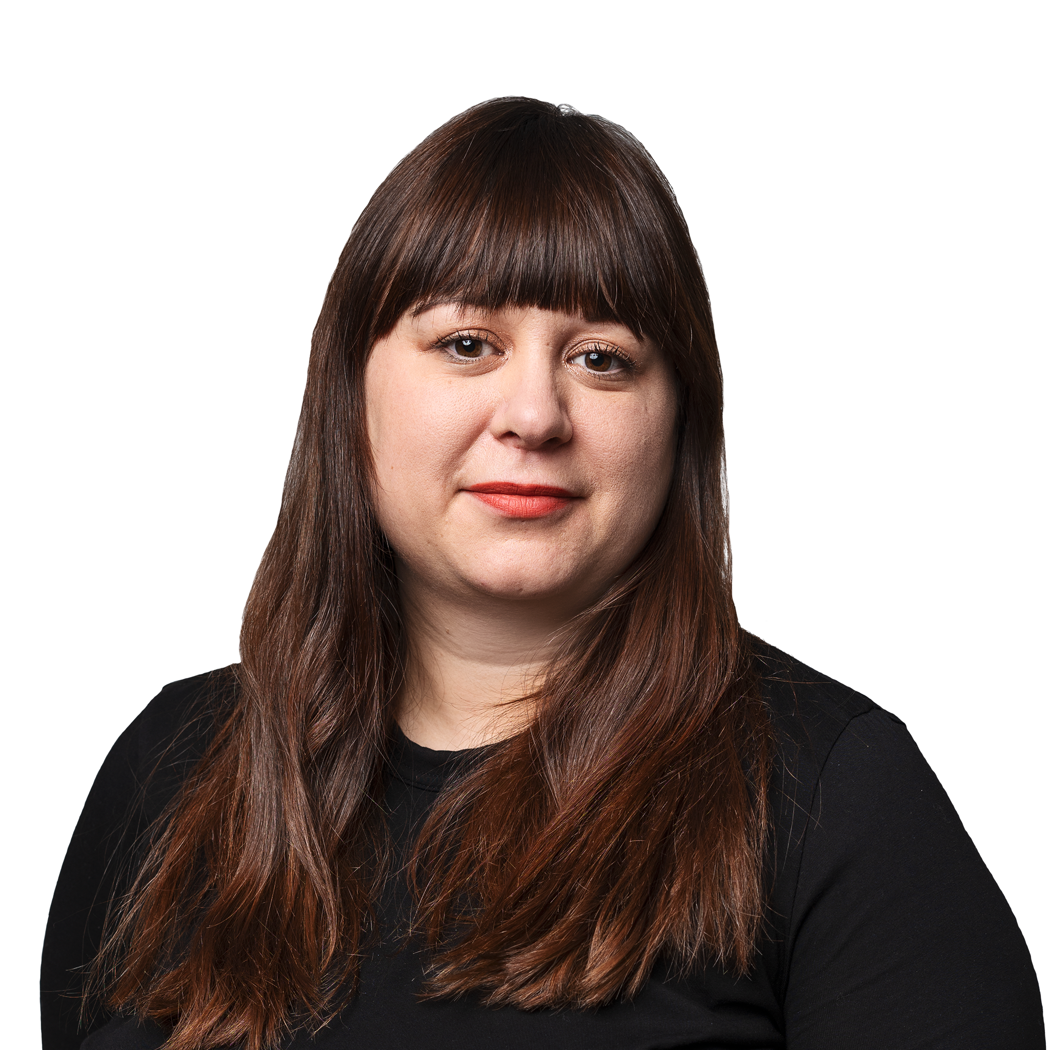 Mira Klingberg Hjort i svart tröja och långt brunt hår med lugg.