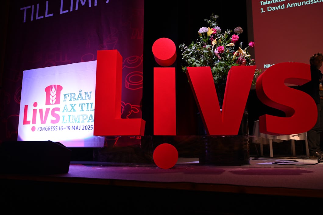 Stora röda bokstäver som bildar ordet ”Livs” står placerade på en scen bredvid och skylt för ”Livs” kongress.