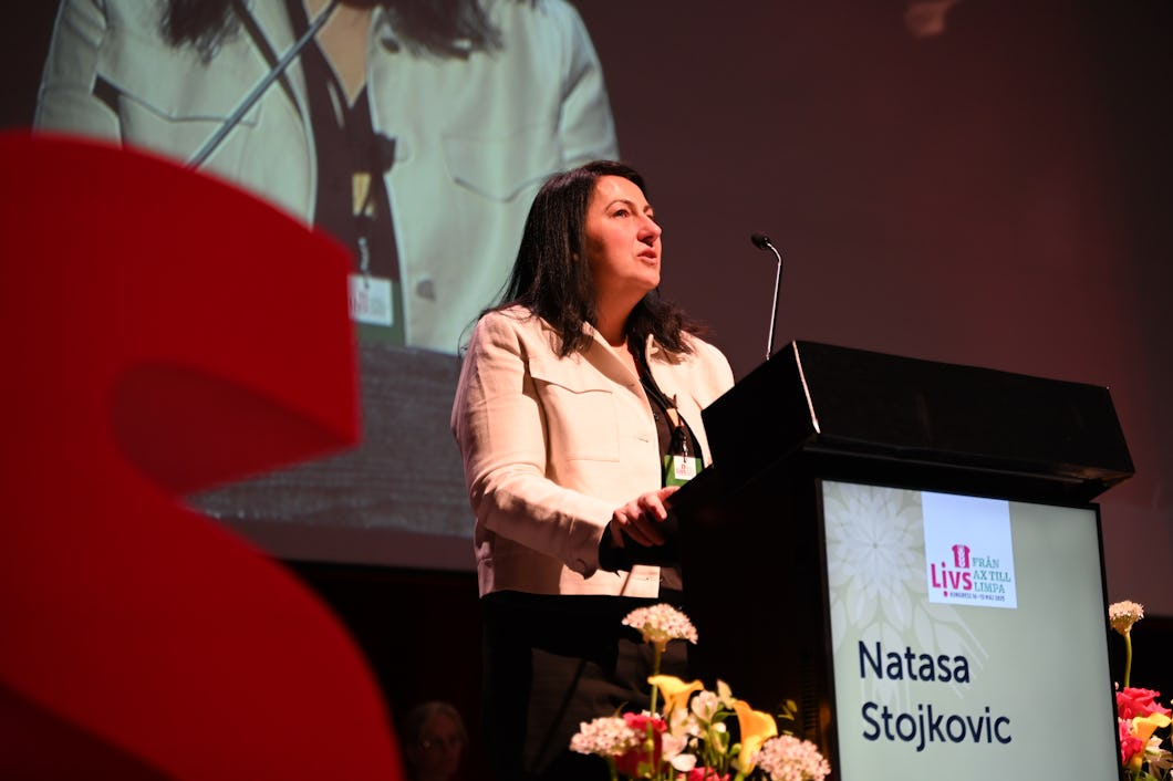 Natasa Stojkovic står i talarstolen på Livs kongress 2025.