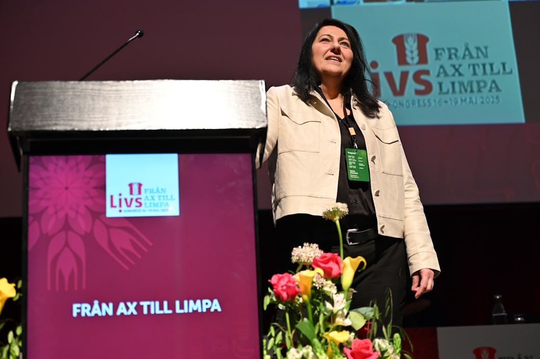 Natasa Stojkovic står i talarstolen på Livs kongress 2025.