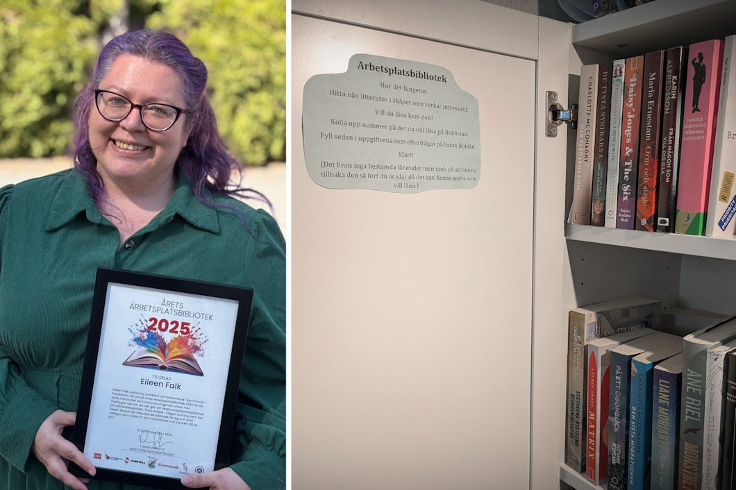 Eileen Falk med lila hår och glasögon håller ett diplom. Bredvid henne står en bokhylla med böcker och en skylt där det står "Arbetsplatsbibliotek".