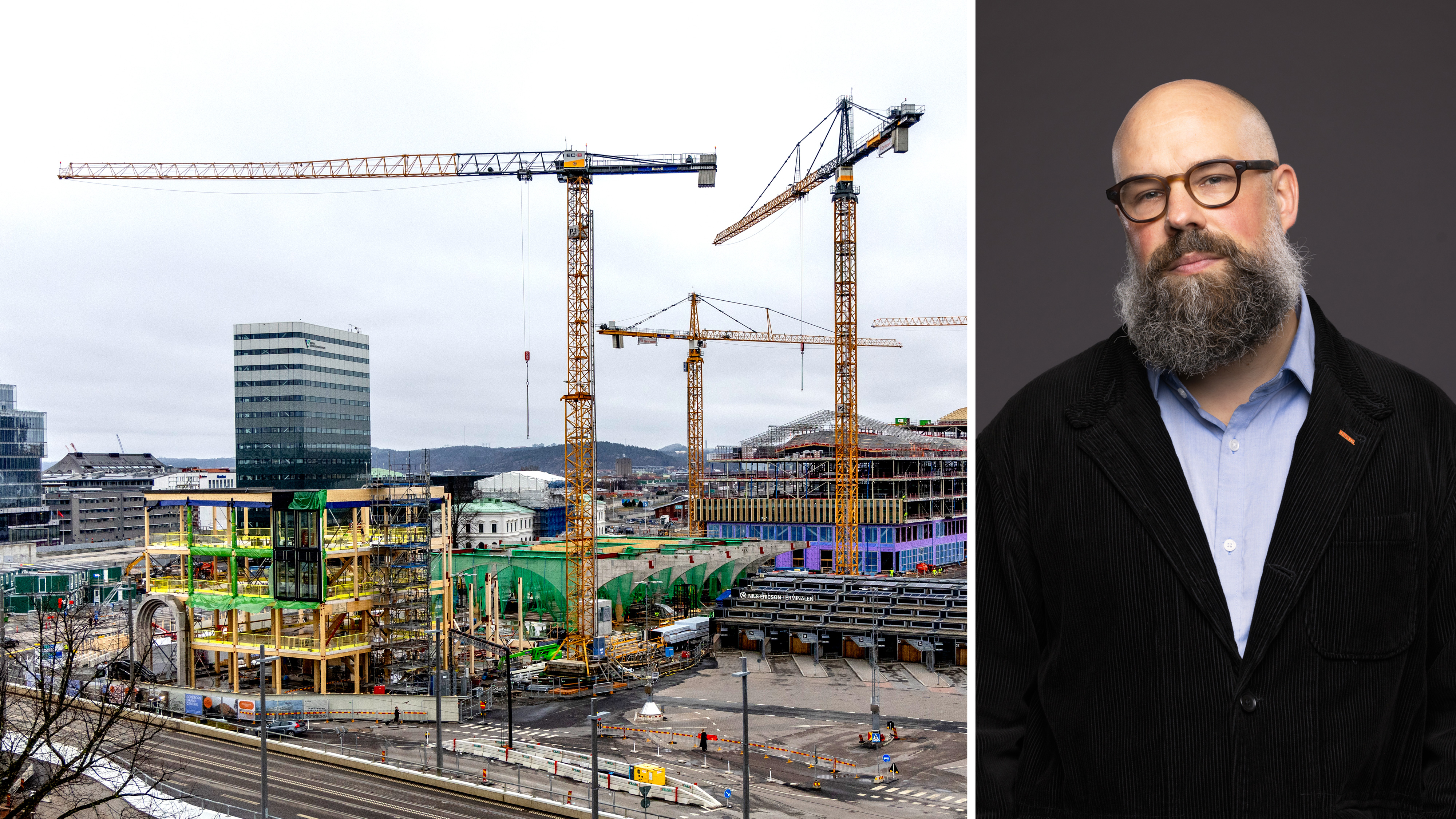 En byggarbetsplats med flera kranar till vänster; till höger står Daniel Suhonen med skägg, glasögon och mörk jacka mot en enkel bakgrund.