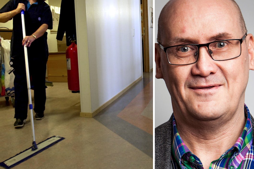 En person städar ett golv med en mopp och en vagn med städutrustning. Till höger syns ett närbildsfoto av en man med glasögon.