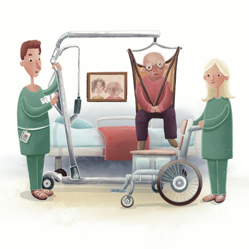 En äldre man lyfts från en rullstol med hjälp av en lyftanordning. Två vårdpersonal hjälper till i ett sjukhus som har en säng och ett familjefoto på väggen.
