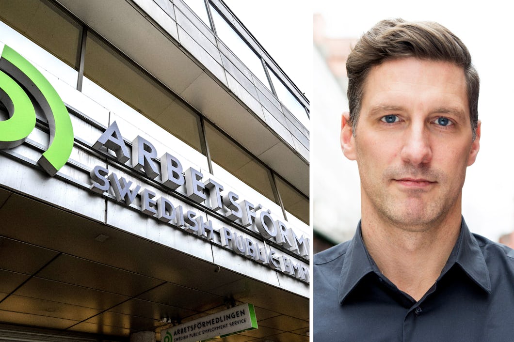 En skylt för Arbetsförmedlingen sitter på en byggnad. Till höger syns ett porträtt av en man i svart skjorta.