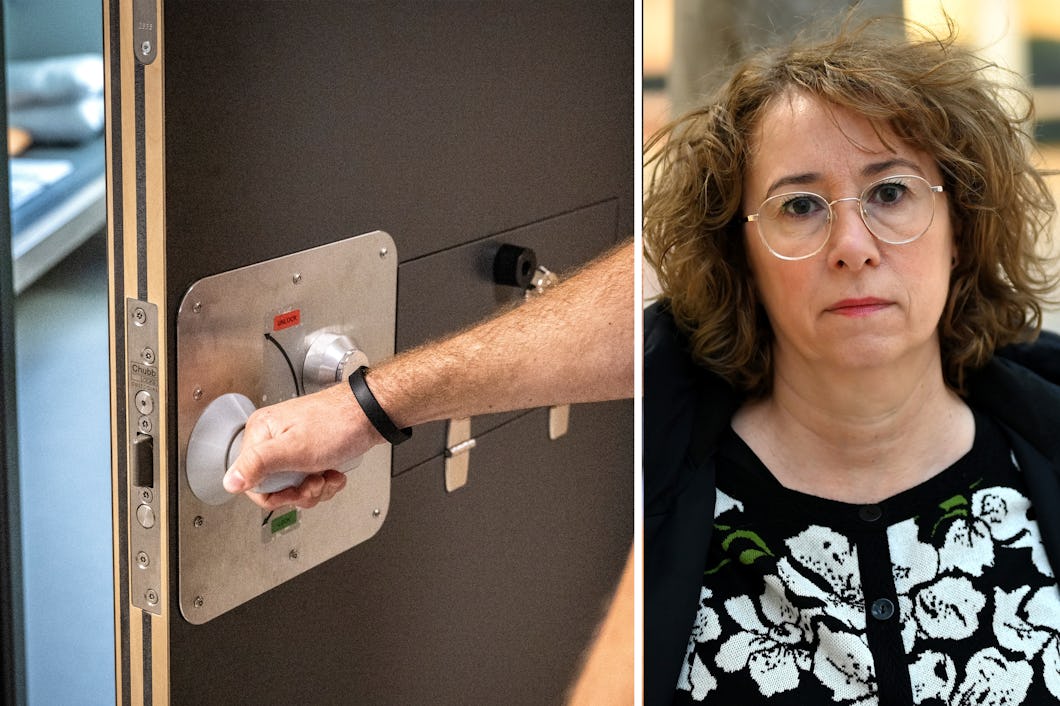 En person vrider på ett handtag till en dörr. Bredvid står en kvinna med glasögon och lockigt hår som tittar rakt in i kameran.