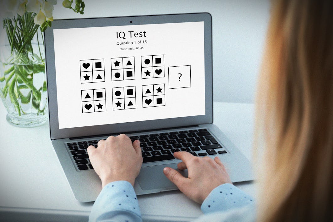 En person sitter vid en bärbar dator och gör ett IQ-test på internet. På skärmen visa en uppgift om mönsterigenkänning med flera tidigare och en ruta som saknas.