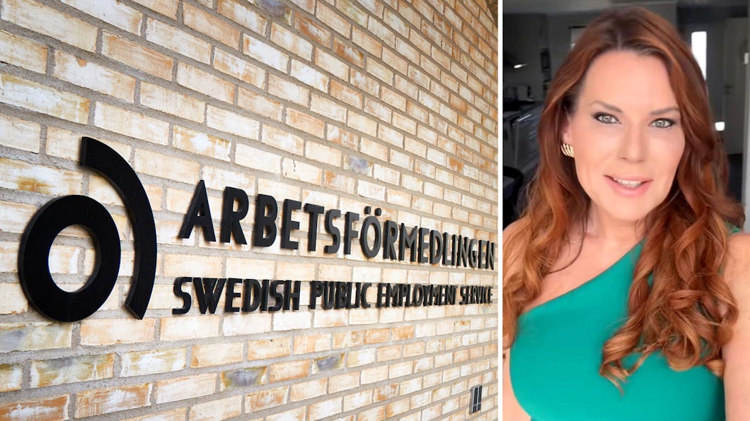 En tegelvägg med skylten "Arbetsförmedlingen Arbetsförmedlingen" samt en kvinna med långt rött hår och en grön topp.