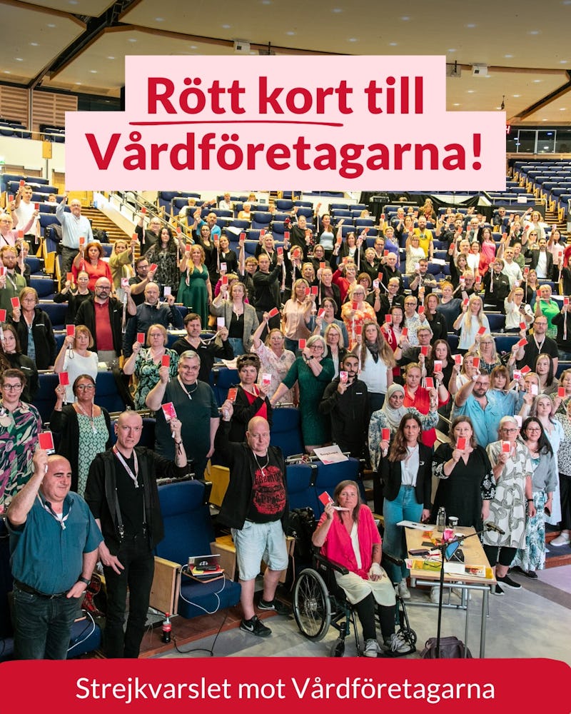 En grupp personer i en aula håller upp röda kort. En banderoll ovanför har texten "Rött kort till Vårdföretagarna!" och en textruta nedanför säger "Strejkvarslet mot Vårdföretagarna".