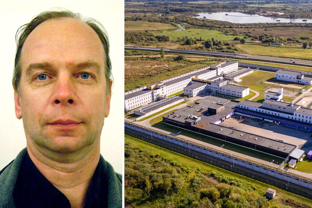Till vänster syns en man på ett porträtt. Till höger visas en flygbild över ett fängelseområde med stängsel och omgivande växtlighet.