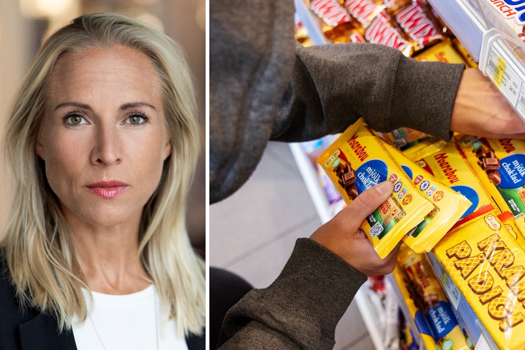 Till vänster syns en Nina Jelver med ljust hår. Till höger plockar händer ut chokladkakor från en butikhylla.