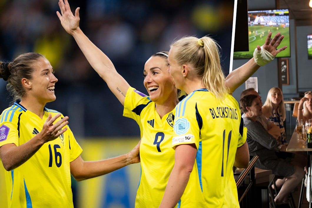 Tre svenska fotbollsspelare firar på planen medan personer i en bar tittar på en fotbollsmatch på tv-skärmar i bakgrunden.