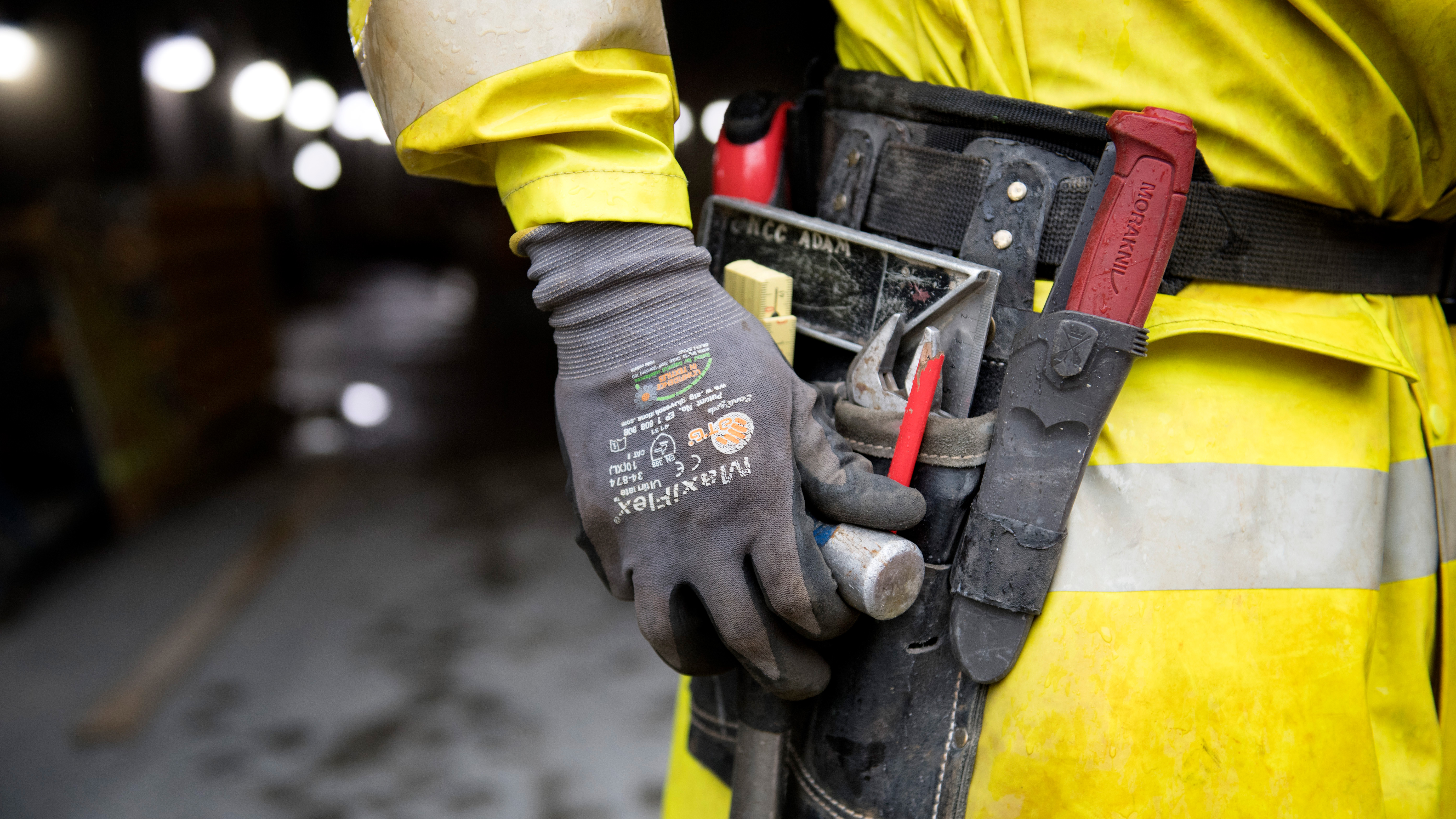 Närbild på byggnadsarbetare.