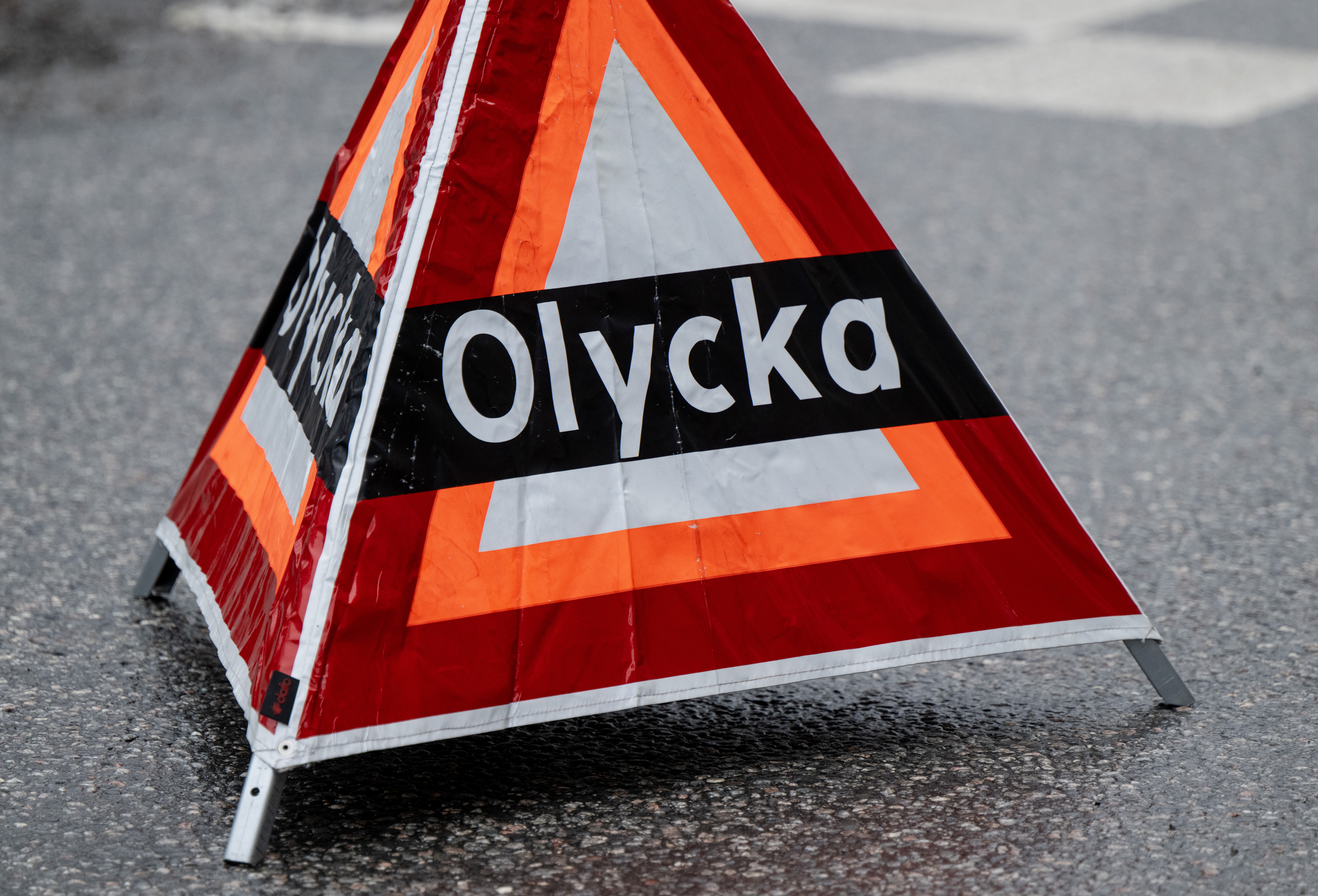 En skylt med ordet olycka i närbild.