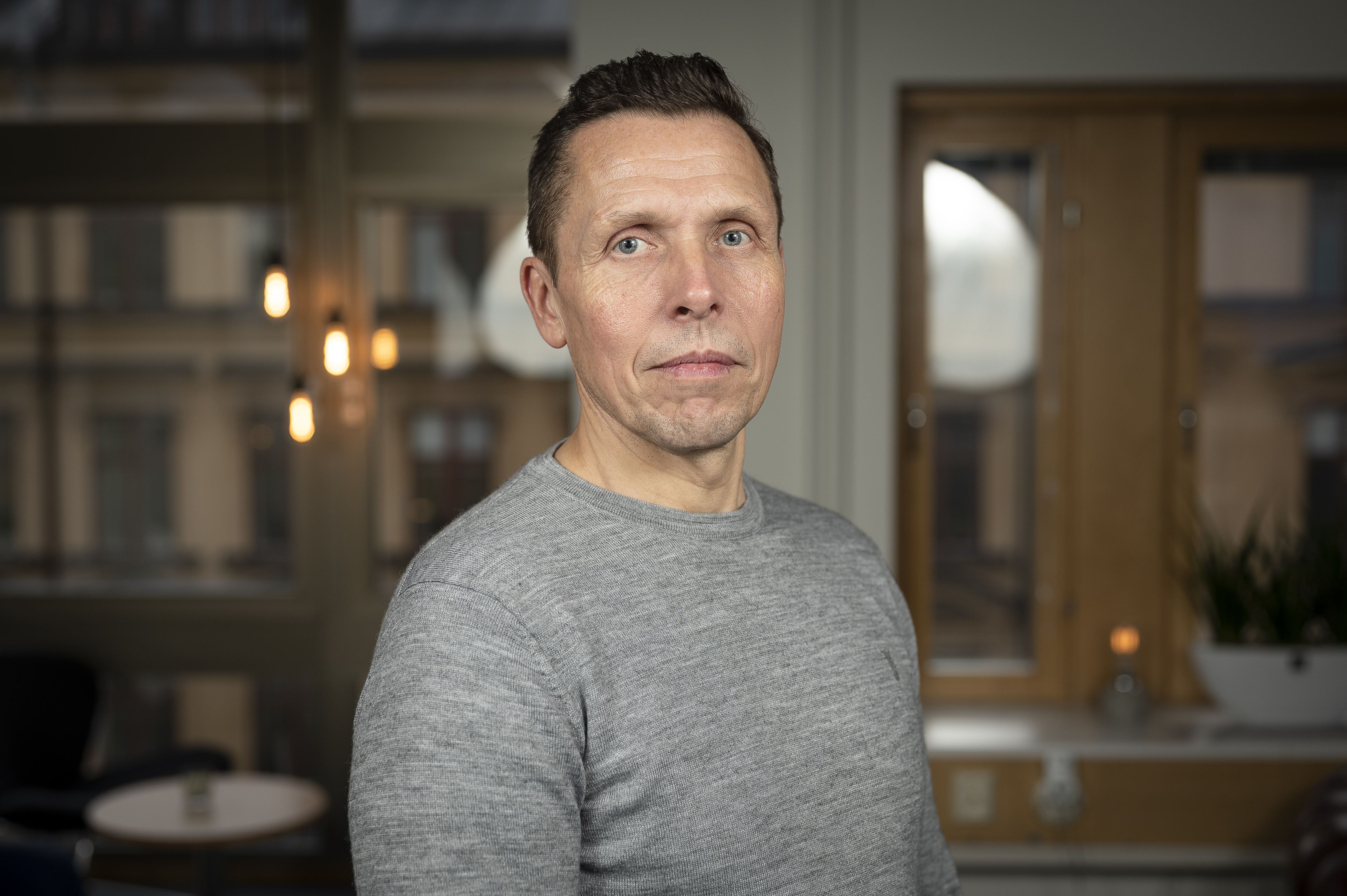 Mats H. Andersson i grå tröja och mörkt, kort hår tittar allvarligt in i kameran.