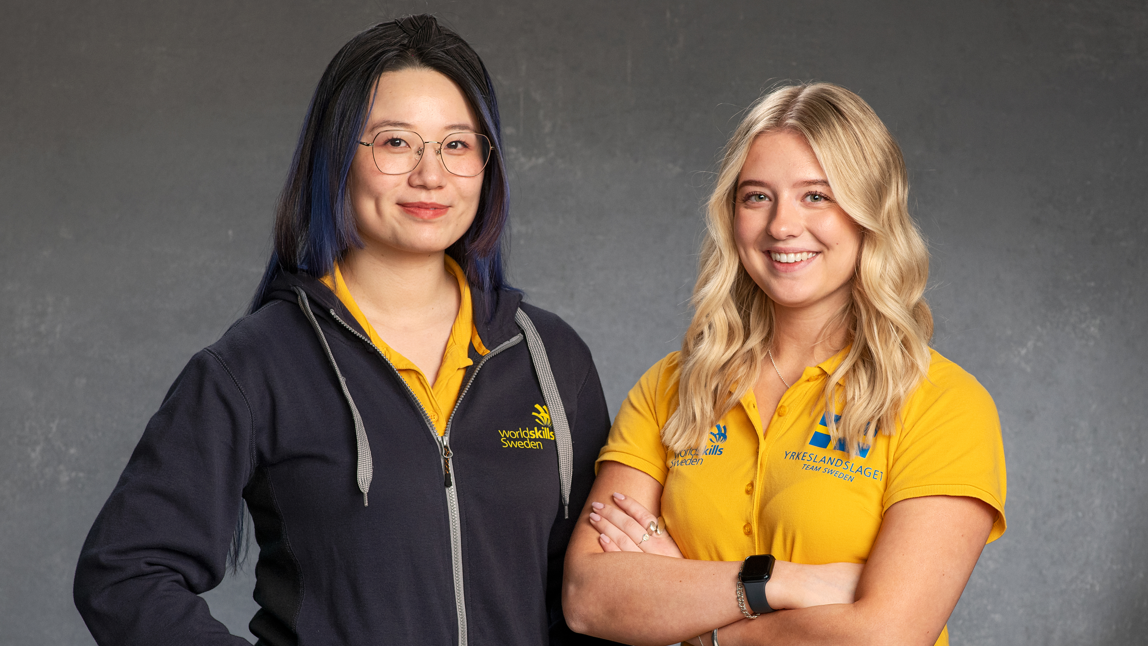 Två kvinnor tittar i kameran.