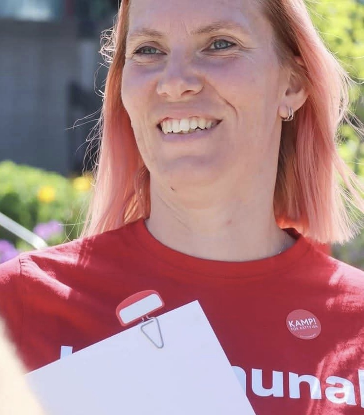 Kvinna i röd tröja.