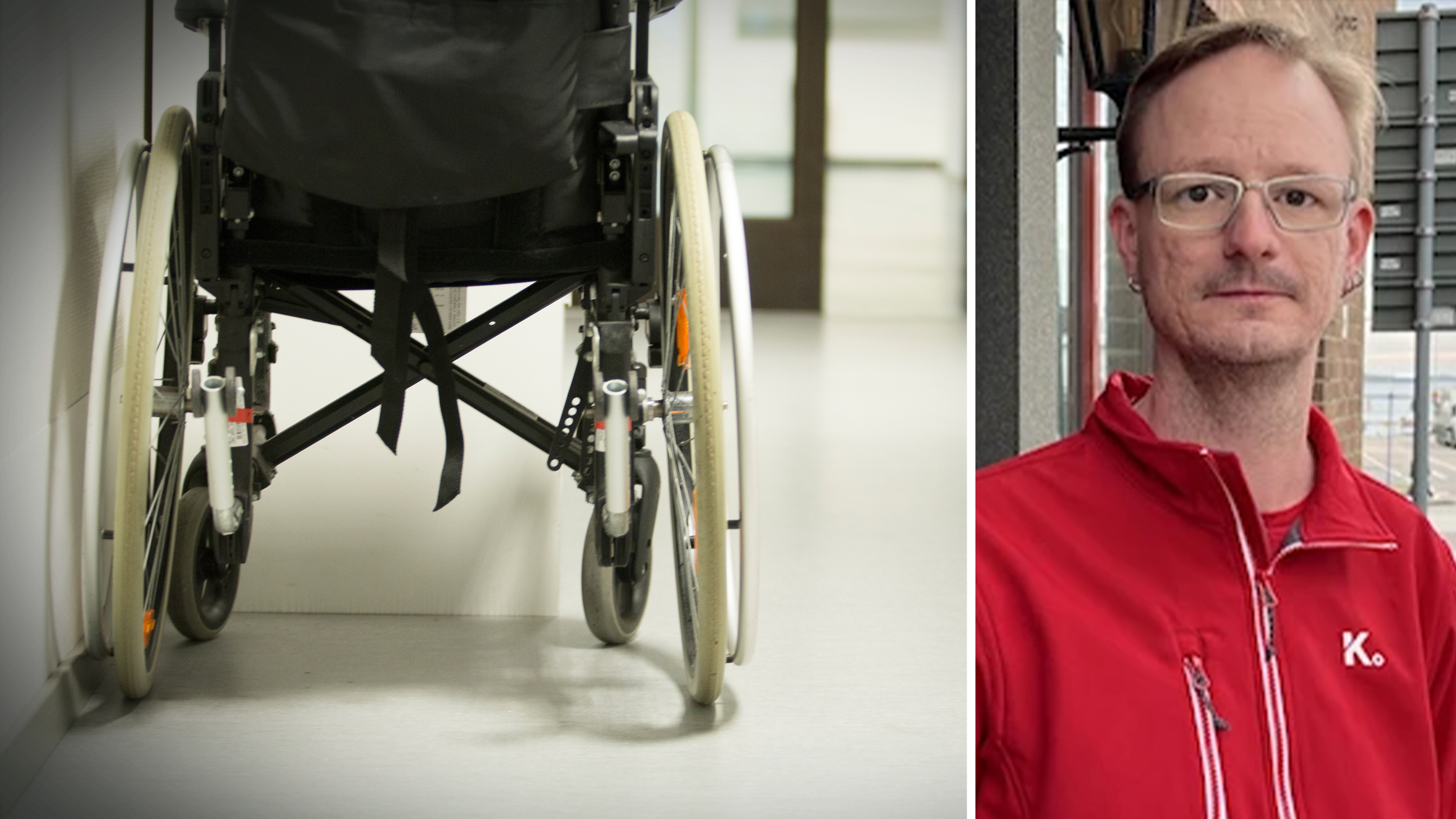 En rullstol står mot en vägg i en hall; bredvid den står en man med glasögon och röd jacka utomhus.