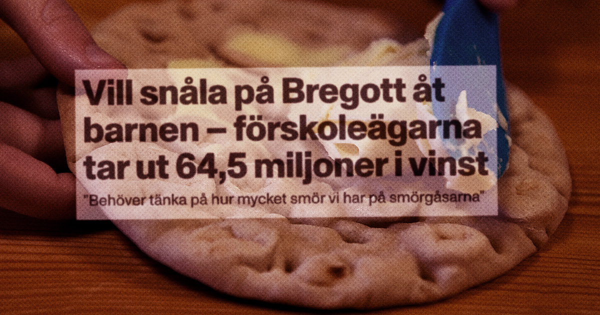 En person brer smör på ett flatbröd. Ovanpå syns svensk text om förskoleägares vinster och besparingar på smör.