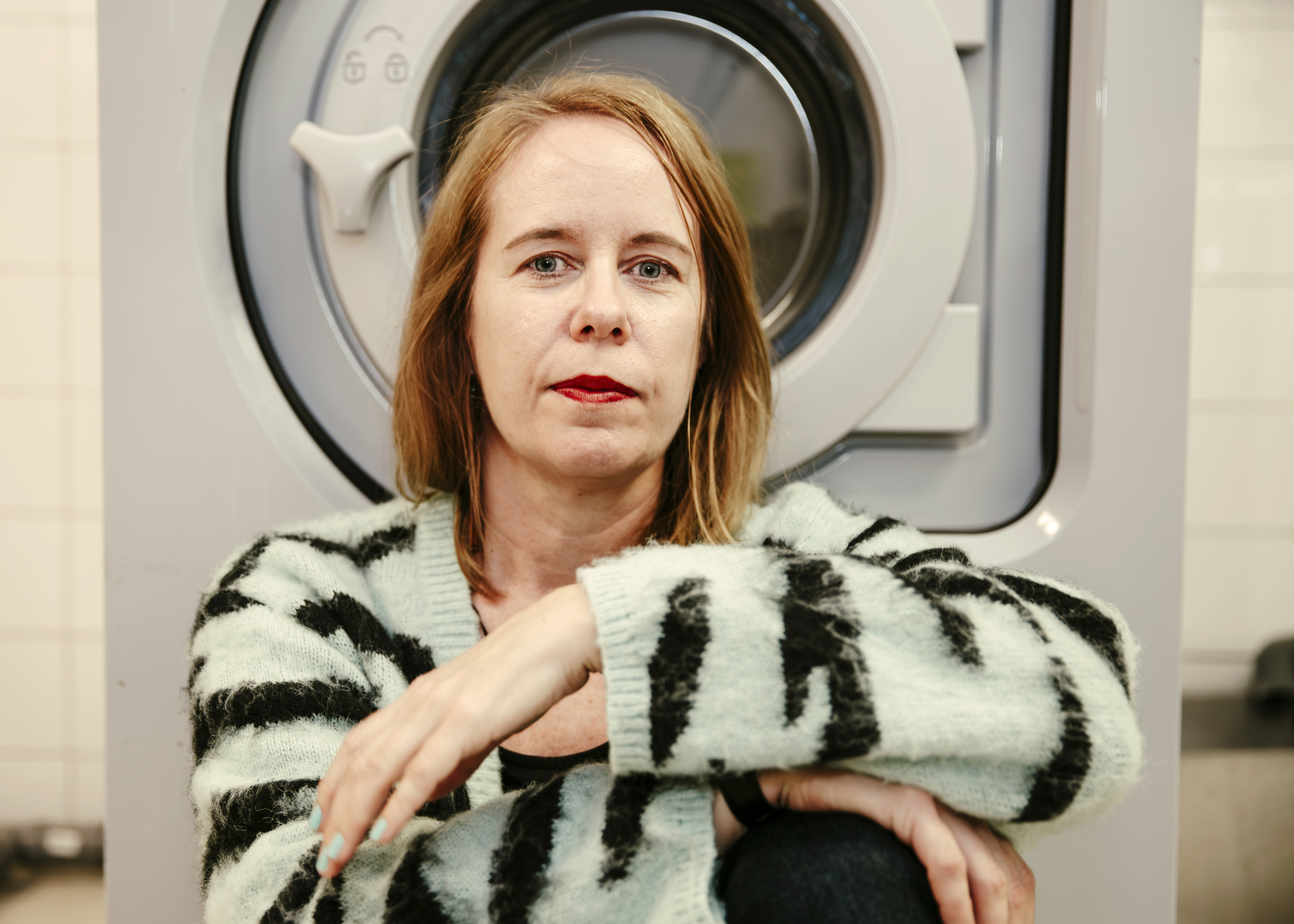 Lena Sohl framför en tvättmaskin