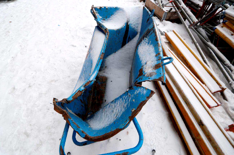 Ihopklämd skottkärra efter hissolycka.