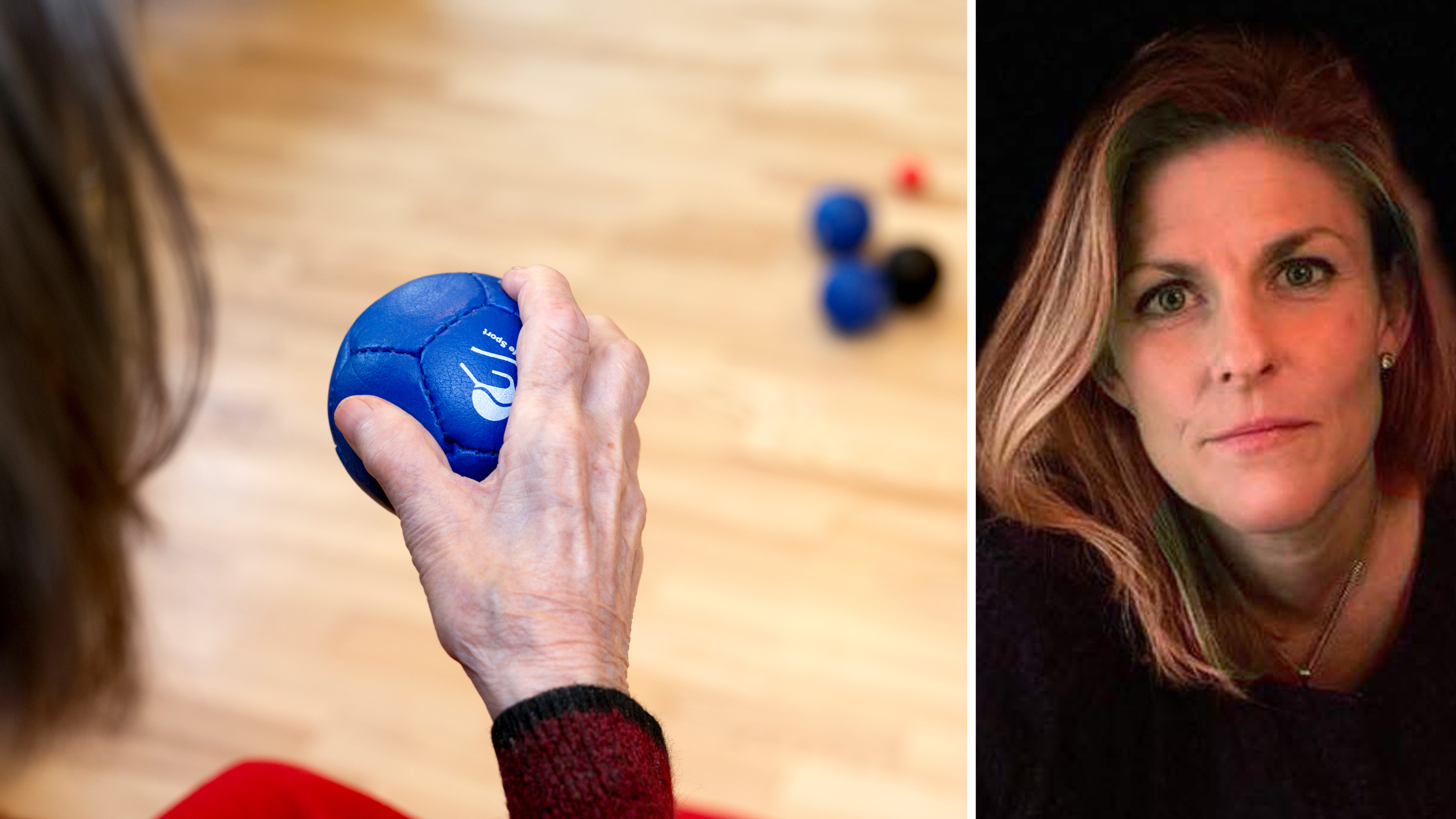 En person håller i en blå boll, sedd ovanifrån, med fler bollar i bakgrunden. Till höger tittar en kvinna mot kameran.