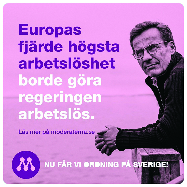 Ulf Kristersson lutar sig mot ett räcke. Svensk text kritiserar regeringen för arbetslöshet. Moderaternas logotyp och slogan syns.