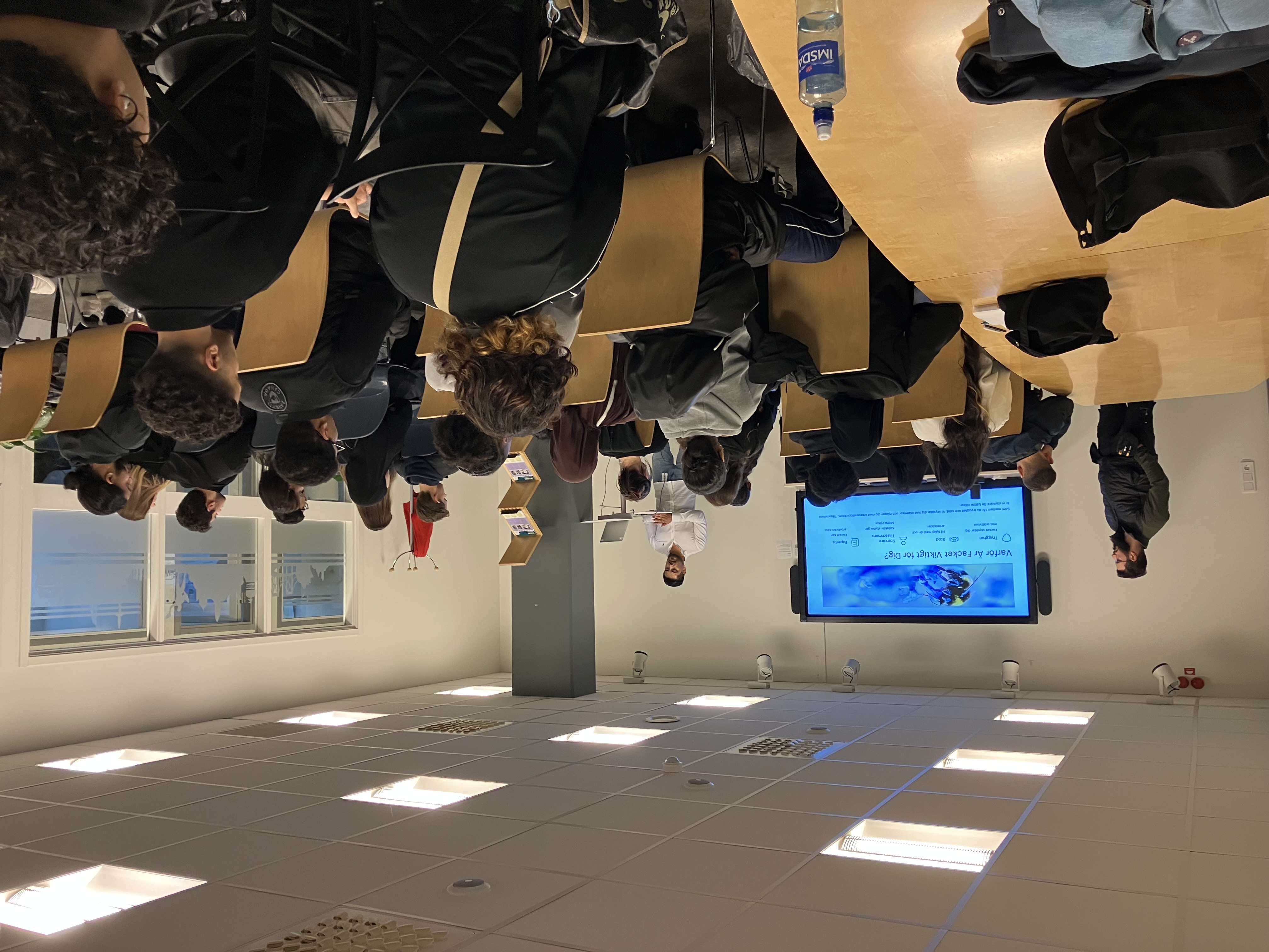 Ezatulla Motmain talar inför en stor samling åhörare.